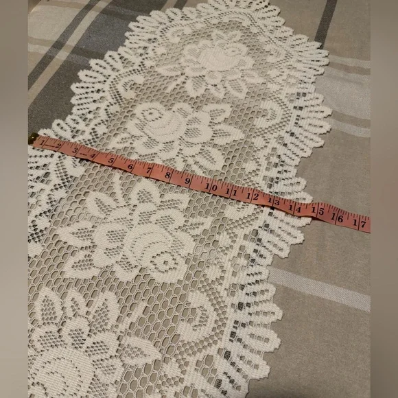 Heritage Lace, Vintage Rose Table Runner, Approx 32x15”, Great Condition - Picture 10 of 11